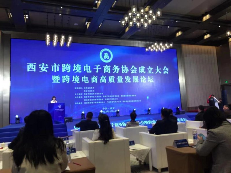 在西安新奇迹电子商务有限公司工作的张明,最近被问到了一个让人头疼的问题:电子商务专业到底要学习些什么?带着这个问题,我们采访了他。